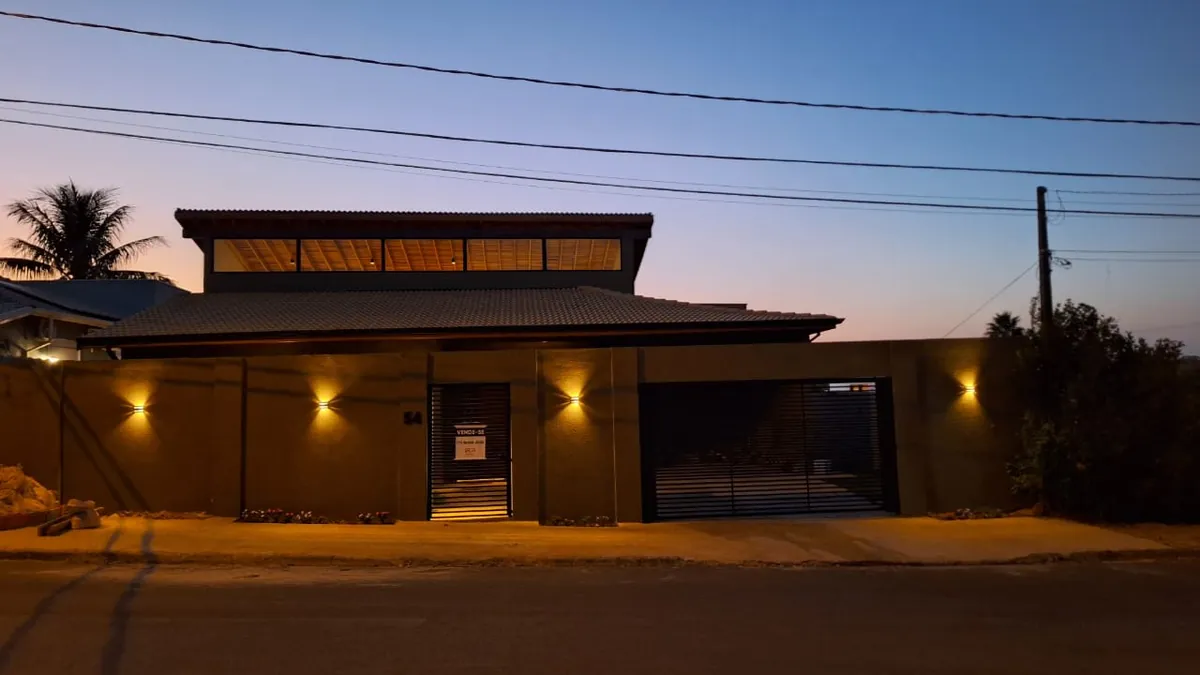 Fachada iluminada de residência entregue pela A&R