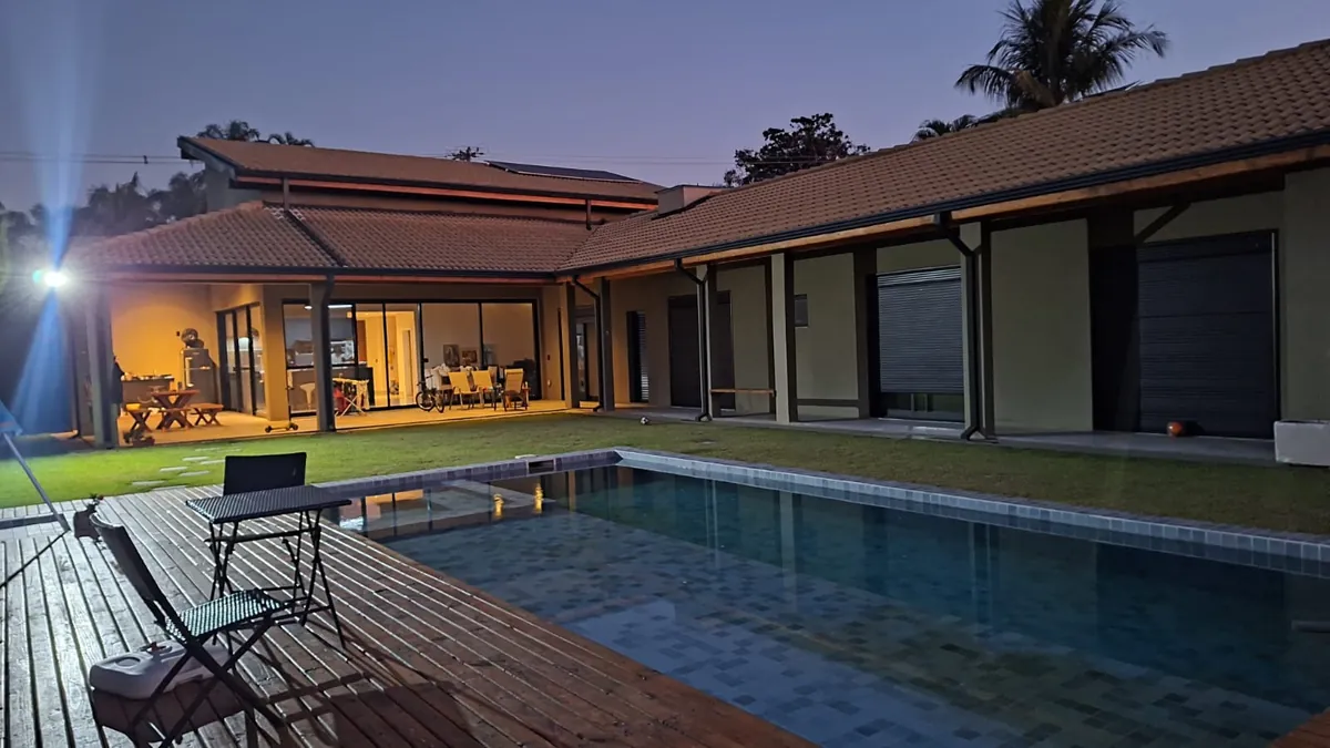 Residência com piscina e varanda integrada construída pela A&R