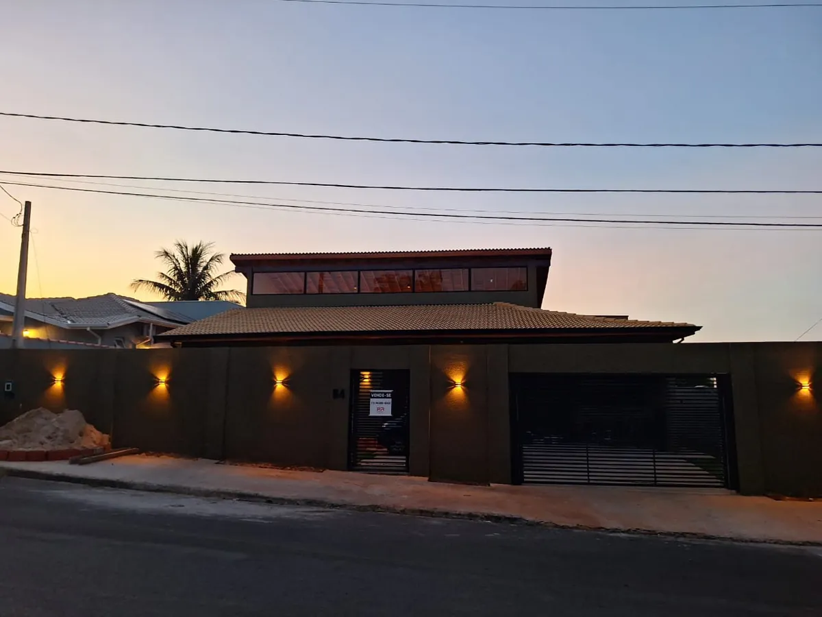 Fachada ao entardecer de residência entregue