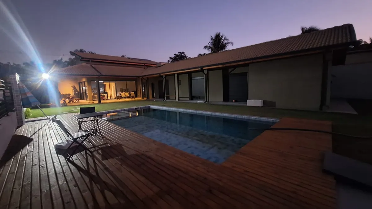 Deck e piscina em área de lazer executada pela A&R