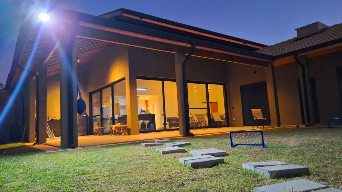 Varanda integrada com iluminação de obra entregue