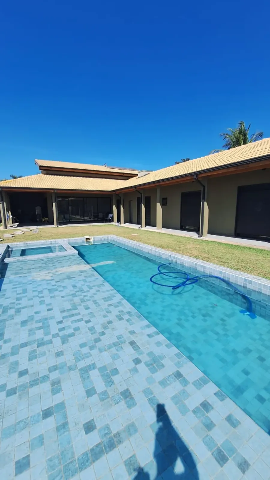 Piscina com revestimento em pastilhas executada pela A&R